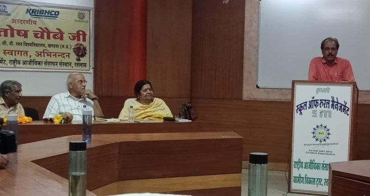 "मनुष्यता की रहनुमाई करती है कविता"