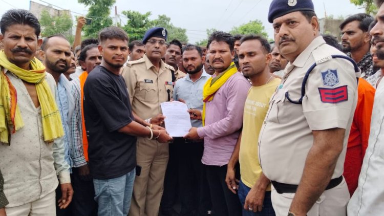 साथ रहने का दबाव बनाने पर प्रेमी ने गला घोंटकर की थी हत्या, थाने का घेराव, आरोपित गिरफ्तार