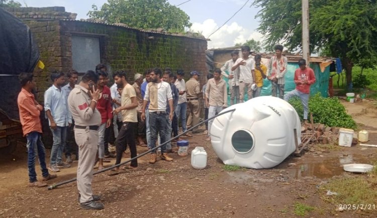 पानी की टंकी गिरी, दबने से बालक की मौत,  स्टैंड टूटने से हुआ हादसा